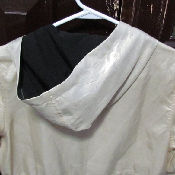 Chico's Zenergy Lightweight Gold Shine Anorak Polyester Jacket sz 1 = Med/8 NWT - Picture 6 of 10